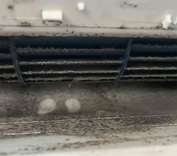 开江空调吹的风有股烧焦味是怎么回事